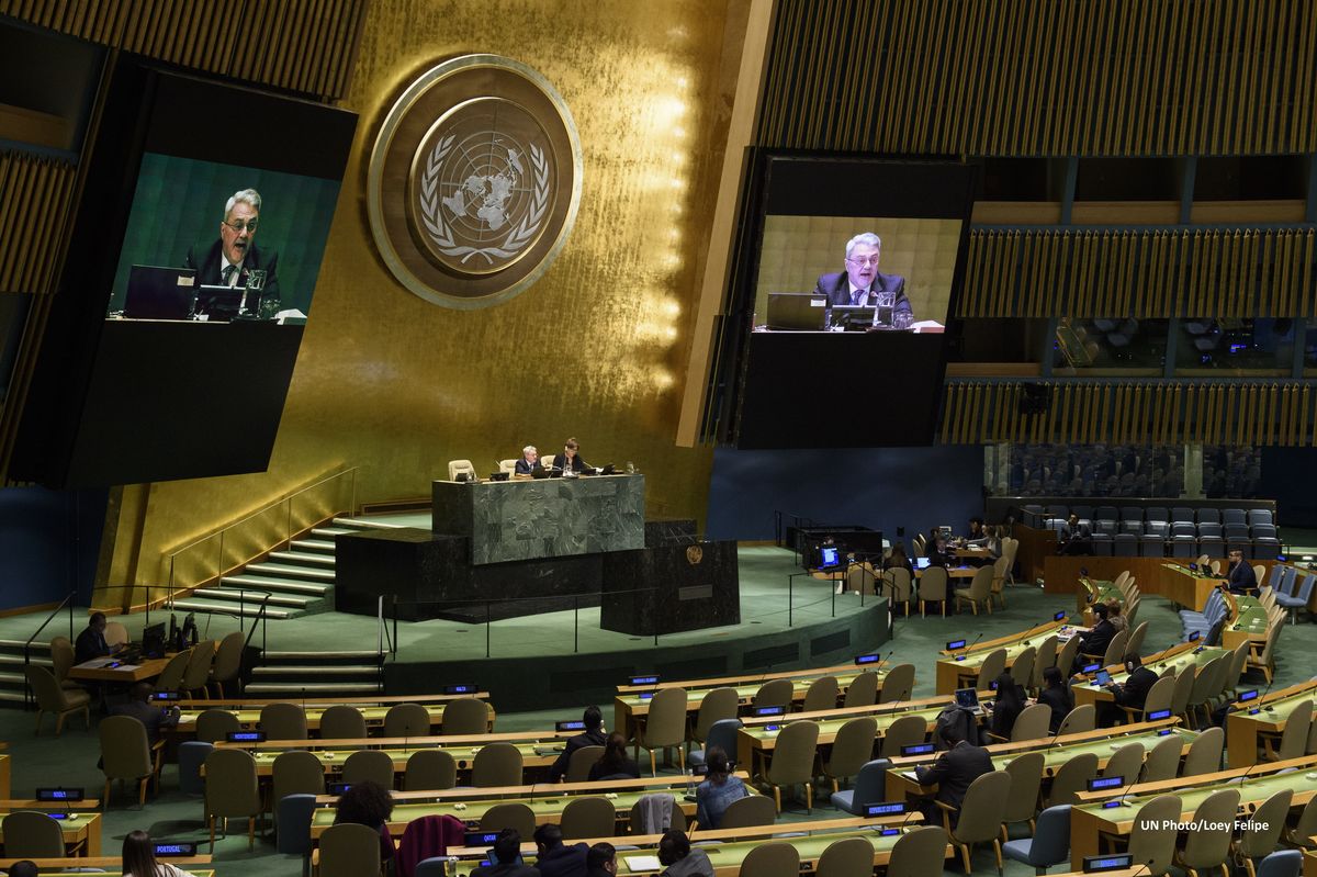 Оон 8 лет. Генассамблея ООН здание. Зал Генеральной Ассамблеи ООН задний фон. Где заседает Генеральная Ассамблея.